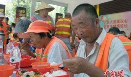 环卫工免费吃瓜,环卫工人免费享瓜，传递城市温情